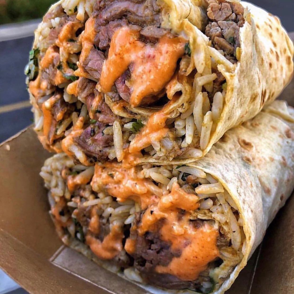 Burritos enormes servidos de diversas formas no no restaurante mexicano las tortillas mexican grill em Luanda