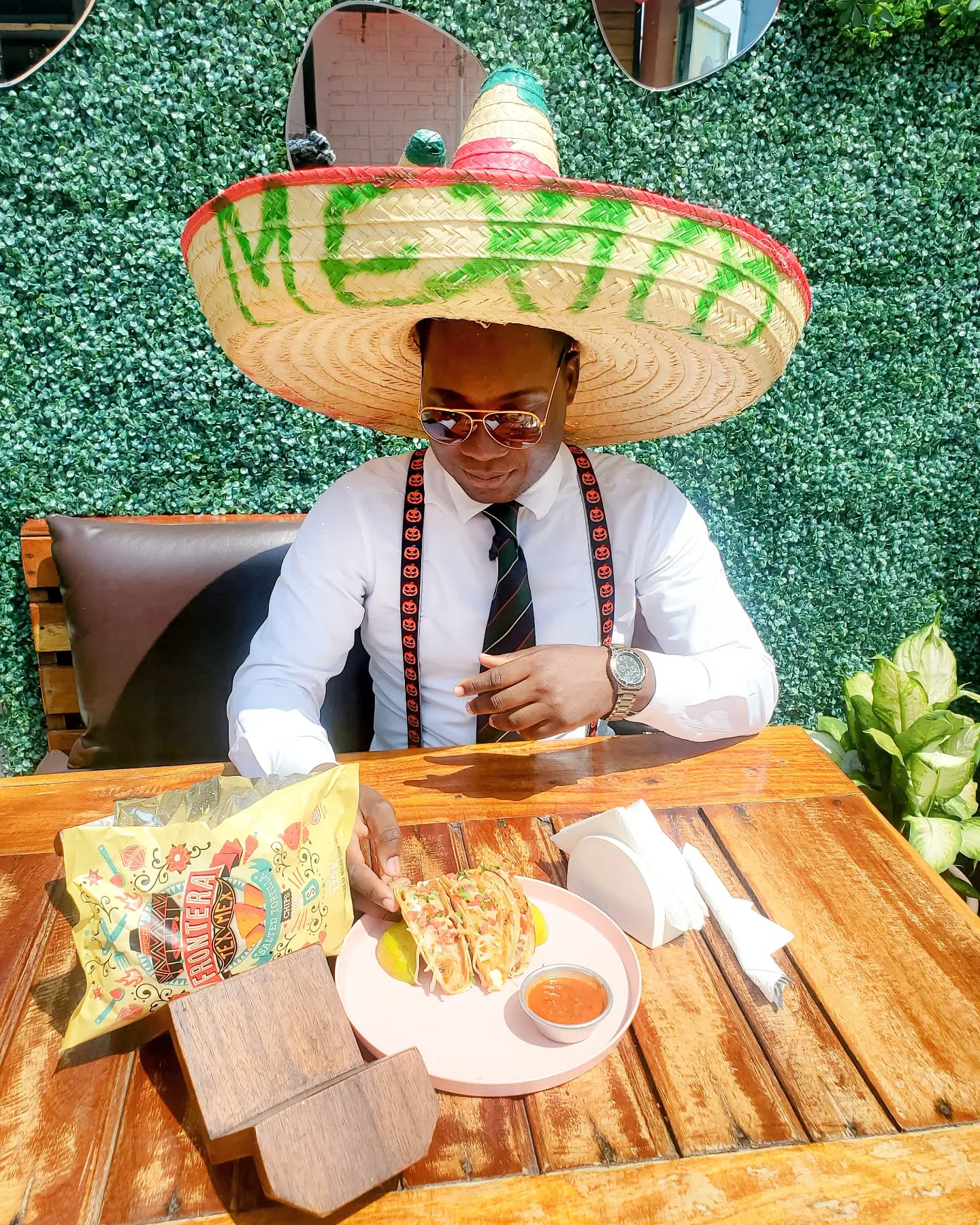 Cliente satisfeito no restaurante mexicano las tortillas mexican grill em Luanda