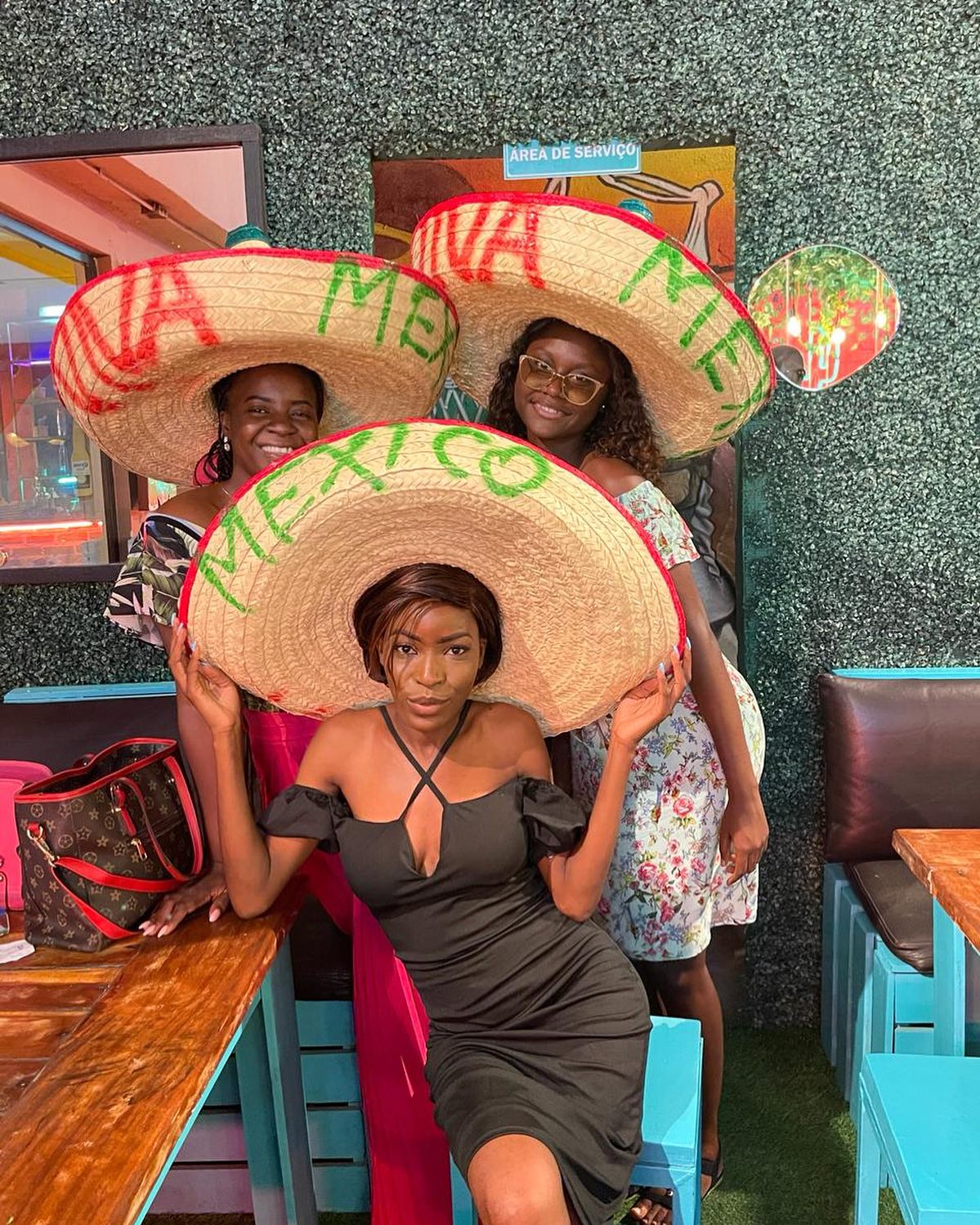 Clente satisfeito no restaurante mexicano las tortillas mexican grill em Luanda