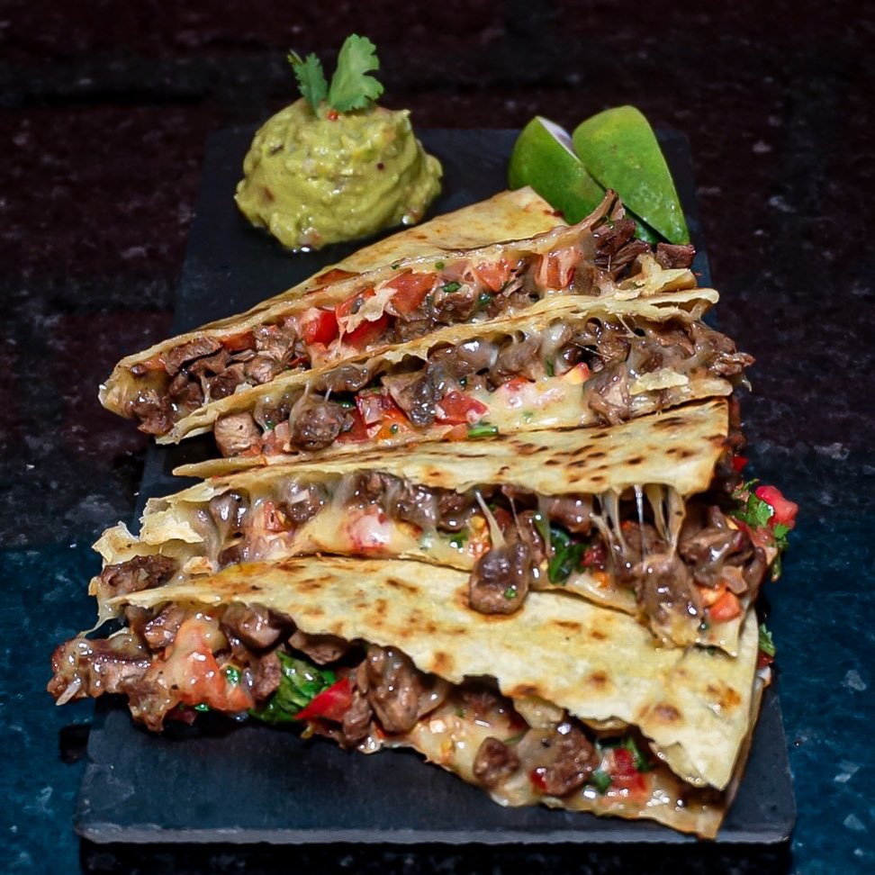 Quesadillas servidas no restaurante mexicano las tortillas mexican grill em Luanda